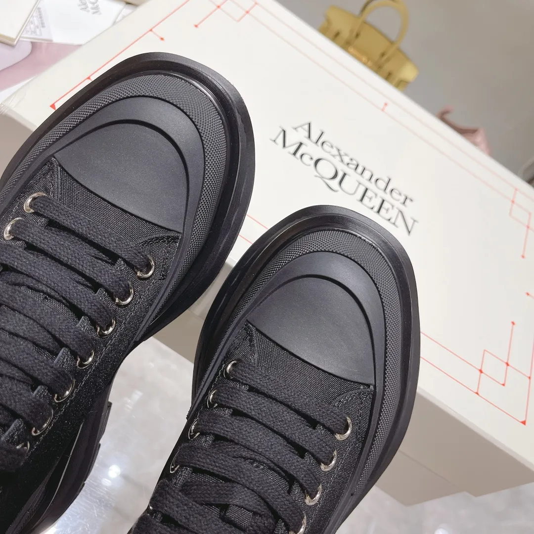 👟👟Ex-factory price👟👟Ex-factory price 480👟👟 Hot style. Official website new colors factory direct sales! The latest version of Alexander McQueen's men's and women's couple's model is a hit👑Purchasing agent version. Original version 1:1. Fabric: original imported waterproof canvas. Lining: imported water chestnut sheepskin, strong, stain-resistant and breathable. Insole: Imported silk lining Outsole: T👟👟Ex-factory price👟👟Ex-factory price U several layers of original combination sole (not an ordinary sole on the market) Packaging: Comes with original shoe box, cloth bag, certificate card Code number: 34-45